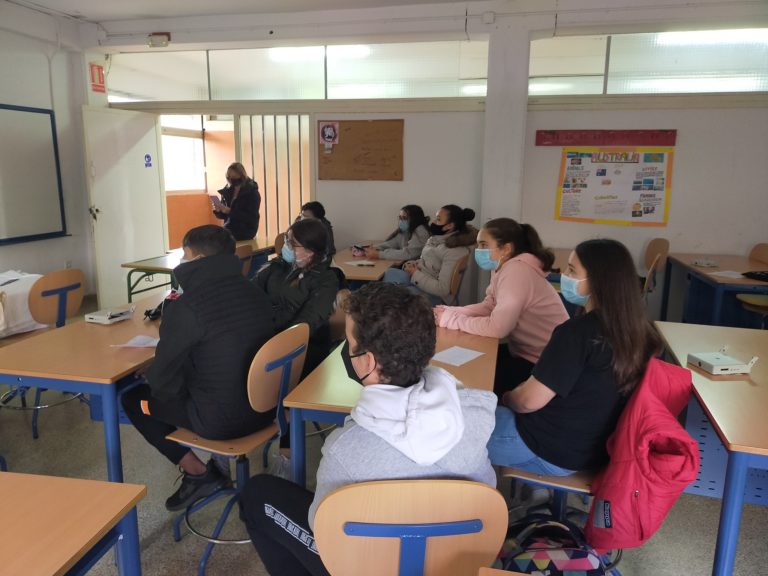 Jóvenes de Sevilla abren un diálogo sobre la ciberviolencia de género con autoridades locales y especialistas