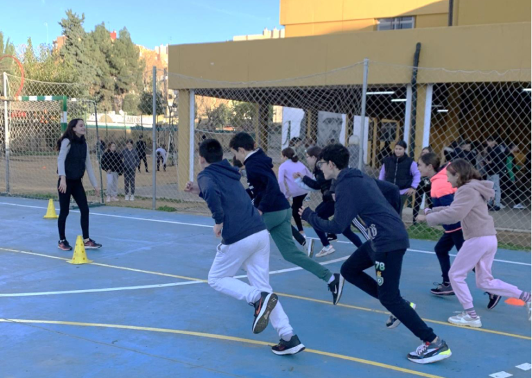 Jóvenes de Sevilla organizan una carrera solidaria para sensibilizar sobre la ciberviolencia de género en el IES Félix Rodríguez de la Fuente