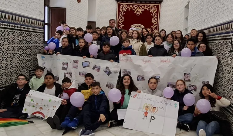 El alumnado del CEIP José María Pemán transforma su colegio con un mural por la igualdad a través del proyecto Ágora Infantil